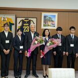 福田知事夫妻へカーネーション　母の日前に、県農大生が贈る