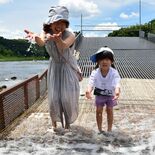 キラキラと光る魚影を追って　大田原の黒羽観光やな  夏休み、家族連れで…