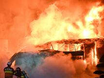 車庫と倉庫全焼