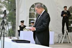 首相、殉職自衛隊員を追悼