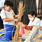 児童50人、伝統文化に触れる　大田原・湯津上小で豊年棒作り　床たたいて行事再現も