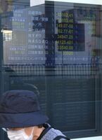 約33年ぶりの高値となった日経平均株価を示す証券会社のボード＝20日午後、宇都宮市内