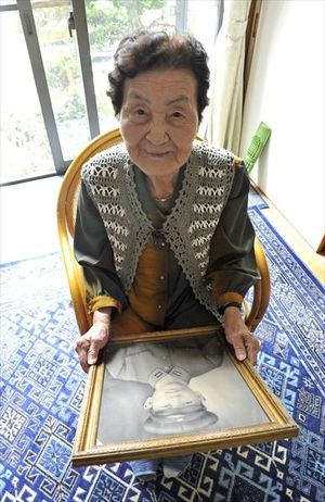 戦死した兄の遺影を手にする武井フサさん。「罪のない人がなぜ、戦争で殺されなければならないのでしょうか」＝１２日、小山市下生井