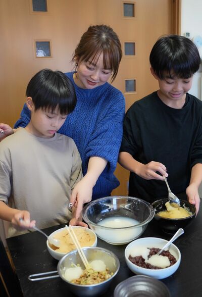 子供たちとお餅に味付け