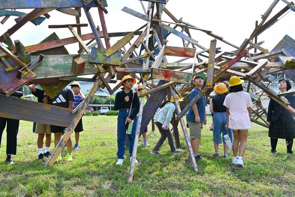 会場に飾られた個性的な作品に見入る小学生
