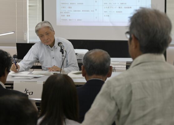参加者からの意見を聞く福田知事＝18日午後、市貝町役場