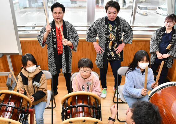 太鼓の演奏を体験する児童