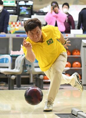 男子で初出場初優勝を果たした鶴田（群・大泉）＝宇都宮第二トーヨーボウル