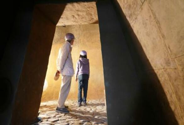 　武蔵府中熊野神社古墳の石室復元展示室＝東京都府中市