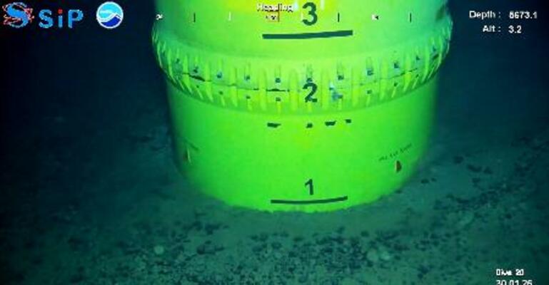 海底下の泥に入った採掘装置=1月30日、東京・南鳥島沖(SIP/海洋研究開発機構提供)