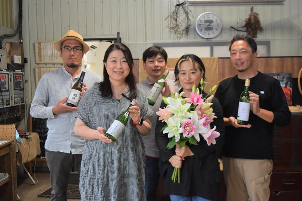 ユリと日本酒の定期便を始めるエフ・エフ・ヒライデ、宇都宮酒造、米農家の代表者ら＝宇都宮市