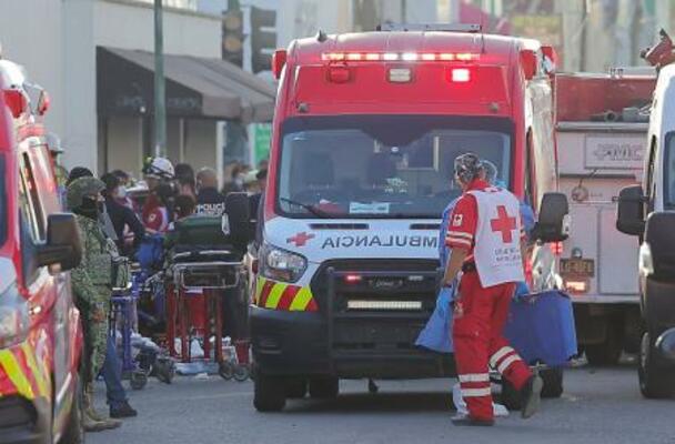 　火災現場で活動に当たる救急隊員ら＝１日、メキシコ北西部エルモシジョ（ロイター＝共同）