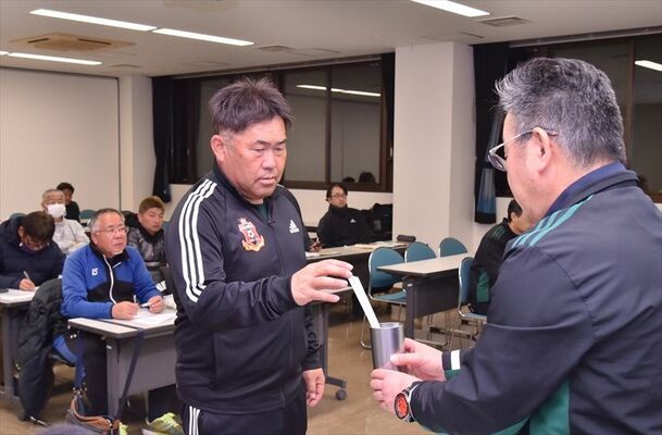 くじを引く各地区の代表者＝宇都宮市内