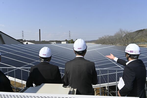 水産試験場に設置された太陽光発電設備＝21日午後、大田原市