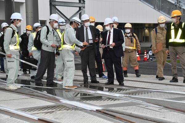 分岐部分を調べる有識者ら＝22日午後３時50分、宇都宮市宮みらい