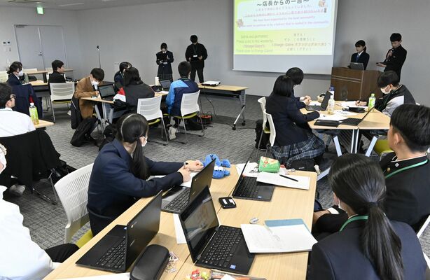 発見した市の魅力を発表する生徒