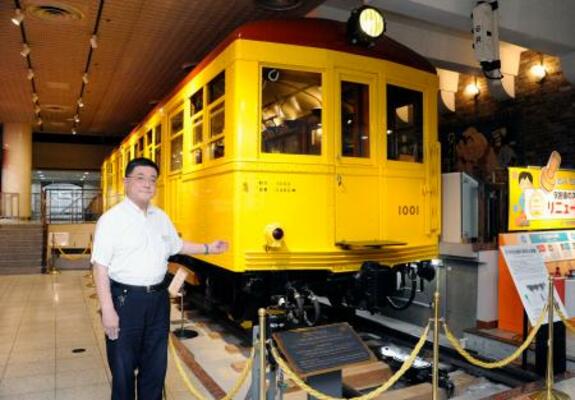 　日本初の地下鉄車両１００１号車を解説する地下鉄博物館の大久保光一さん＝東京都江戸川区