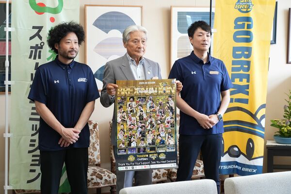 福田知事(中央)に今季の成績を報告した田臥主将(左)と藤本社長=県庁
