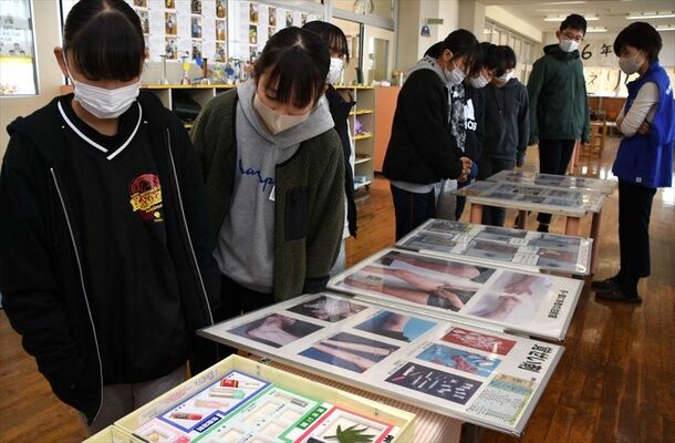 薬物乱用の恐ろしさを伝えるパネルを見つめる児童たち＝19日午前、鹿沼市西茂呂３丁目