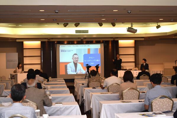 Ｍ＆Ａを行った理由などを説明する早坂氏＝１３日午後、宇都宮市