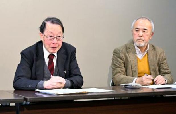 記者会見で衆院選候補者への質問状の回答結果を公表する新潟水俣病被害者団体=30日午後、新潟県庁