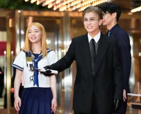 第38回東京国際映画祭のレッドカーペットに登場した岩田剛典さん(右)ら=27日午後、東京都千代田区