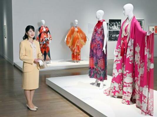 　企画展「生誕１００年森英恵ヴァイタル・タイプ」を鑑賞される愛子さま＝２５日午後、東京都港区の国立新美術館（代表撮影）