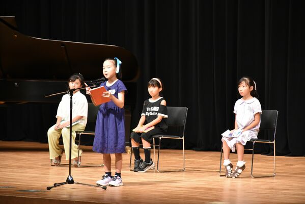 朗読を披露する子どもたち