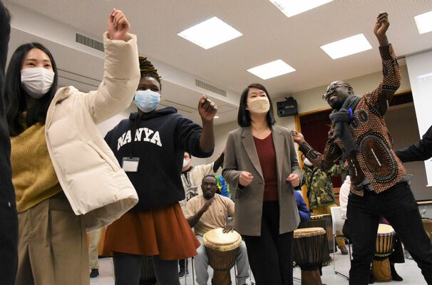 音楽やダンスを通じて宇大生らと交流するアフリカの大学教員や学生ら＝６日午後、宇都宮市峰町