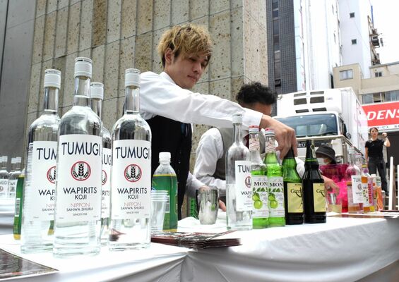 「ＴＵＭＵＧＩ」を使ったカクテルの販売ブース