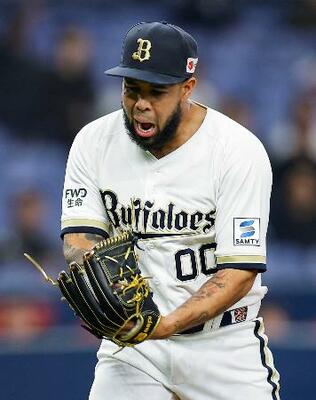 　７回を無得点に抑え、グラブをたたくオリックスのエスピノーザ＝京セラドーム