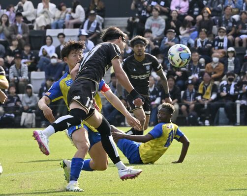 後半追加タイム、栃木シティのＤＦ知念（手前）が逆転となるシュートを決める＝ＣＦＳ、広瀬華撮影