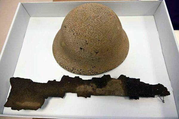 日中戦争で使用したとされる鉄かぶと（上）と、爆弾の破片とみられる物（下）