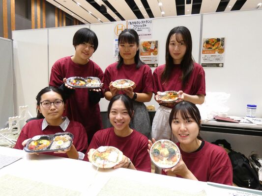 商品開発に携わった宇大の３年生