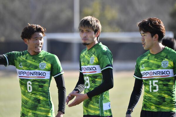 マークを確認し合う栃木シティのＤＦ陣＝１月25日、シティフットボールステーション