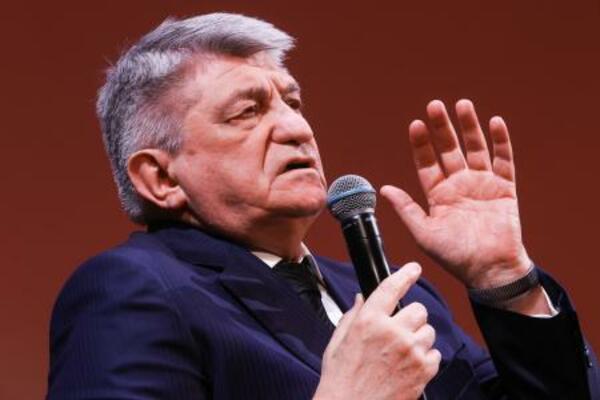 モスクワで映画上映会に参加するアレクサンドル・ソクーロフ監督=2022年6月(タス=共同)