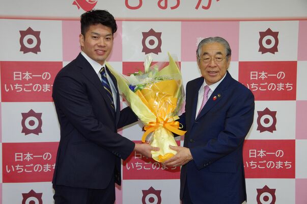 石坂市長から花束を受け取る水沼選手（左）
