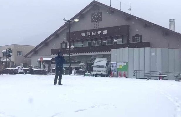 雪景色となった東武日光駅前＝16日午前10時15分、日光市松原町