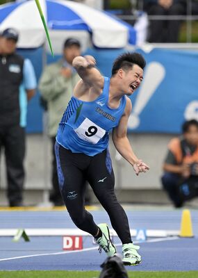 陸上成年男子やり投げ決勝　74メートル77で５位に入った小椋（エイジェック）の投てき＝滋賀県彦根市の平和堂ＨＡＴＯスタジアム、磯真奈美撮影