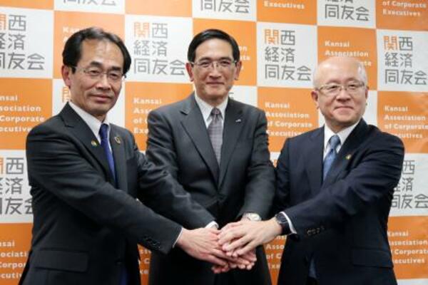 　関西経済同友会の次期代表幹事に決まり、写真に納まる長谷川一明氏。左は永井靖二代表幹事、右は三笠裕司氏＝２５日午後、大阪市北区