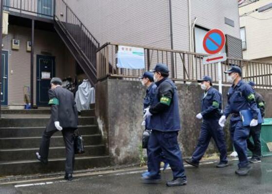 竹前海斗容疑者と妻美結容疑者の自宅へ家宅捜索に向かう捜査員=21日午前9時54分、横浜市港北区