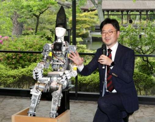 　公開された純国産の人型ロボット「ＳＥＩＭＥＩ」を説明する早稲田大の橋本健二教授＝２８日午後、京都市