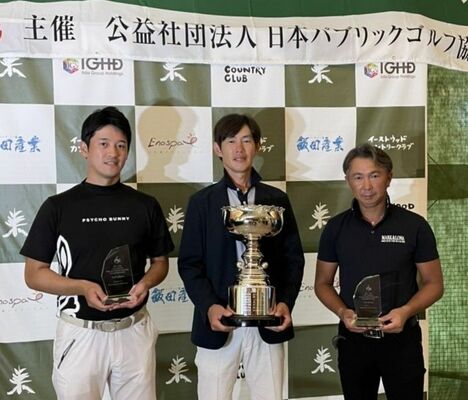 初優勝した相馬（中央）