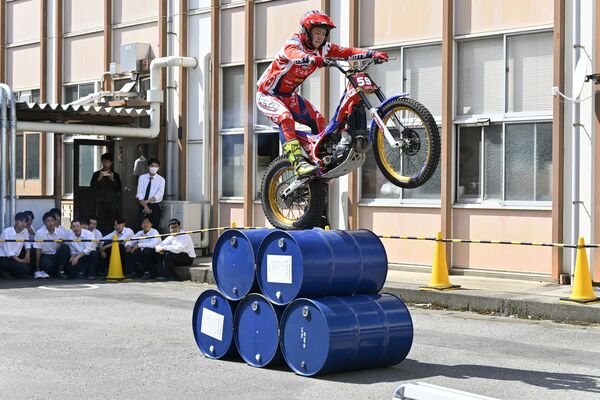 トライアルバイクのデモンストレーション