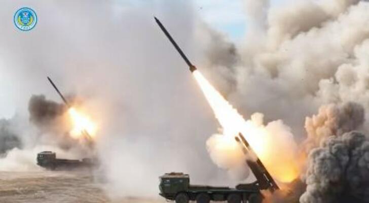 中国軍の東部戦区が30日、台湾周辺での軍事演習の一場面として「微信(ウィーチャット)」の公式アカウントに投稿した画像(共同)