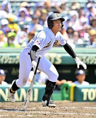 ４回、石橋の伊澤が先制の２点適時打を放つ＝甲子園球場