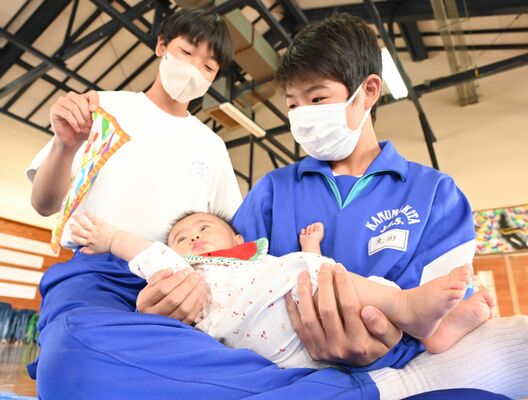 北中で行われた赤ちゃんふれあい体験交流事業