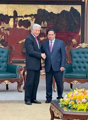 ベトナムのチン首相(右)と会談した福田知事=16日午後、ベトナム(県提供)