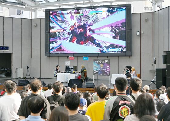 多くの来場者でにぎわったオリオンスクエア＝３日午後４時４０分、宇都宮市江野町

