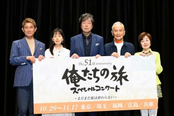 　写真撮影に応じる（左から）田中健、岡田奈々、中村雅俊、秋野太作、上村香子＝２１日、東京都内